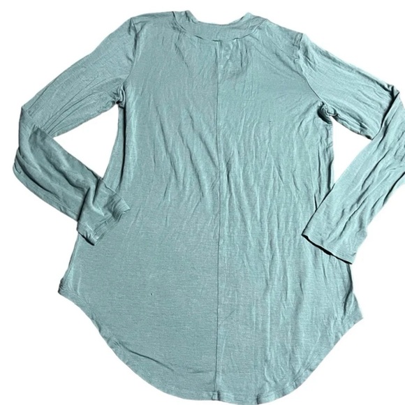 Keyhole Top - Picture 2 of 3